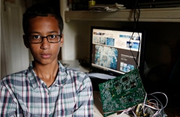 Bị bắt vì “chế bom”, cậu bé 14 tuổi được ông Obama mời gặp